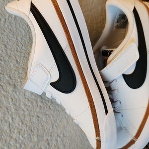 Brand New NIKE Coury Legacy Boys size 13.5C